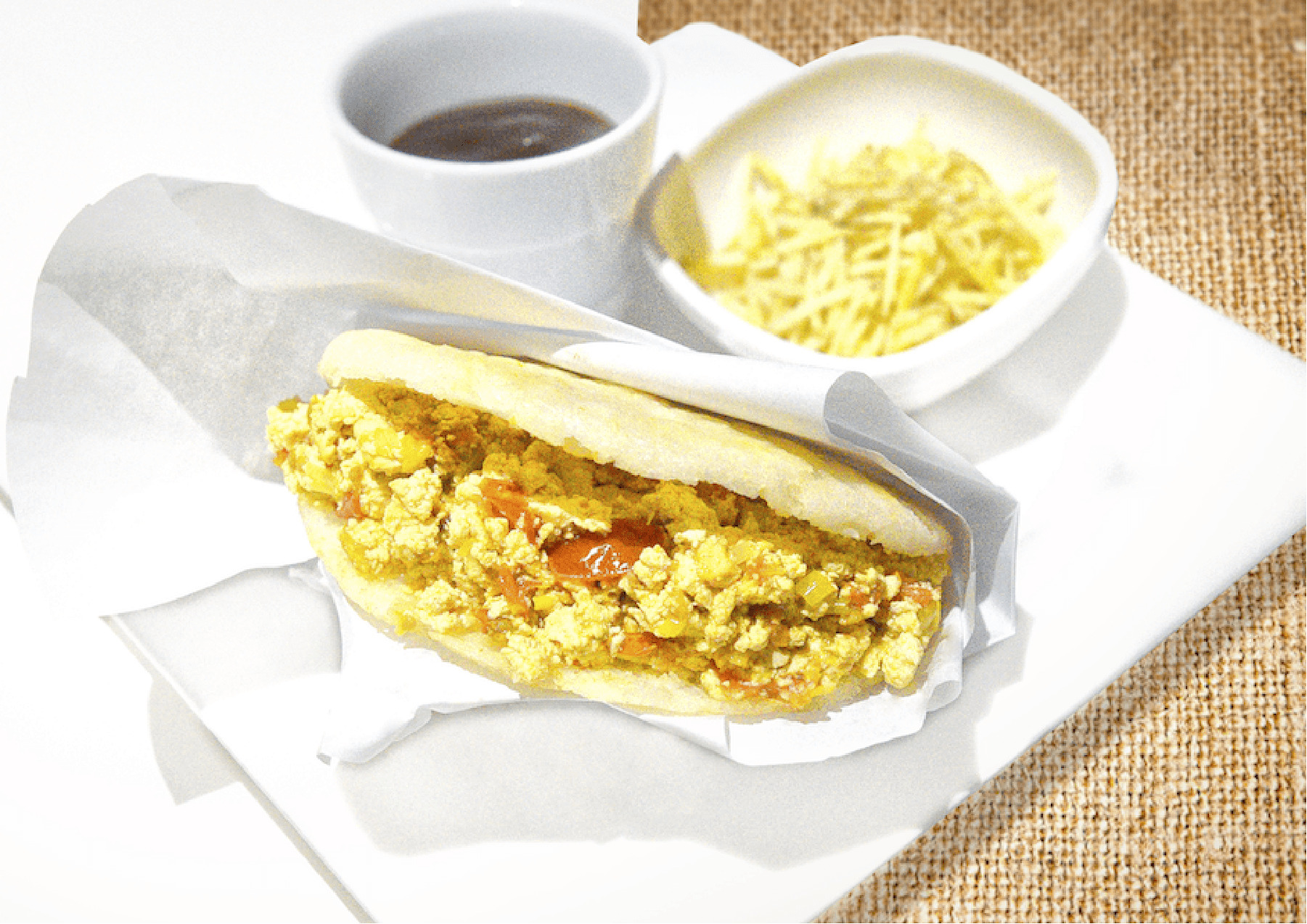 Arepa rellena con tofu - Apetei